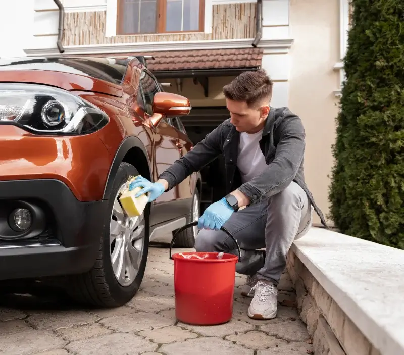 Lavage auto à domicile Castel-Sarrazin : professionnel intervenant sur un véhicule